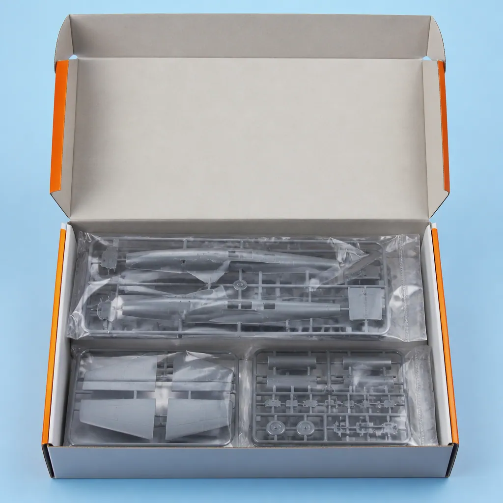 Boîte de maquette ouverte contenant des grappes de pièces aéronautiques