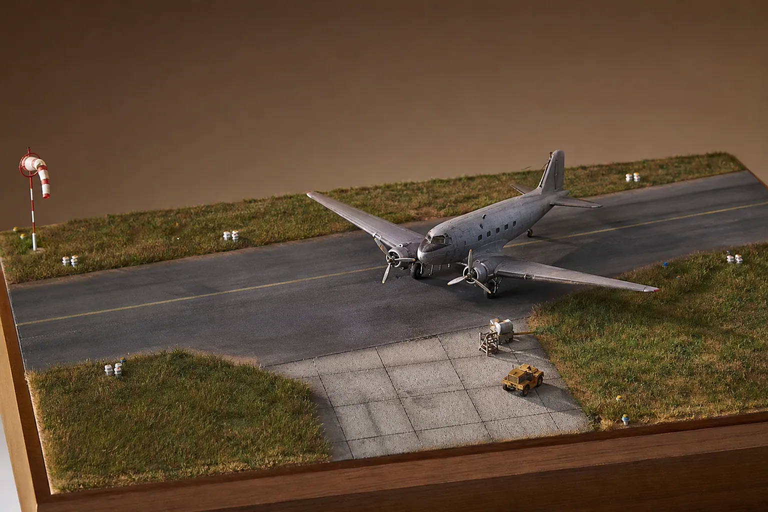Diorama aéronautique complet avec avion miniature piste et éléments de terrain